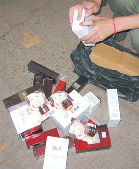 &ldquo;高檔化妝品&rdquo;低價(jià)賣 謊言戳破落荒而逃(圖) _新聞中心_中國(guó)江蘇網(wǎng)