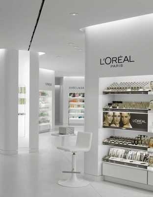 融合之美 專(zhuān)賣(mài)店化妝品展示柜與預(yù)包裝食品銷(xiāo)售區(qū)的協(xié)同設(shè)計(jì)